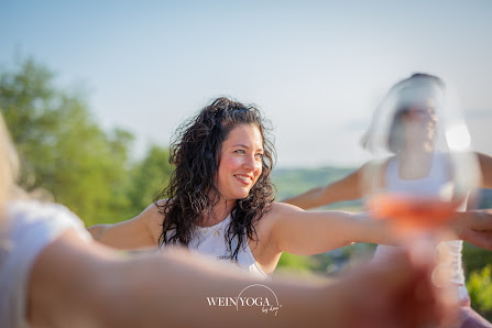 Wein Yoga by Elena