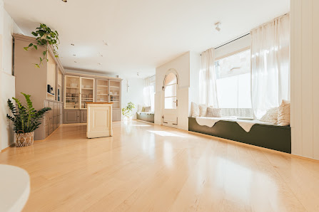 Lea - Hebamme & Yoga