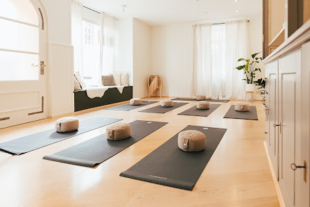 Lea - Hebamme & Yoga