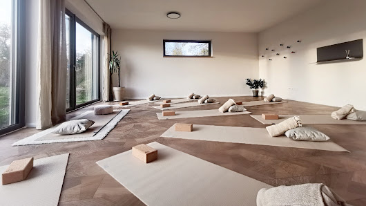 FREE TO BE - Yoga by Bianca