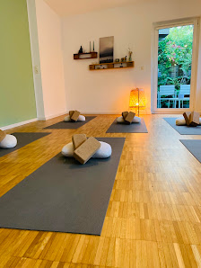 Corinna Ball - blooming yoga