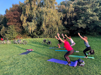 Yoga im Park mit Bea