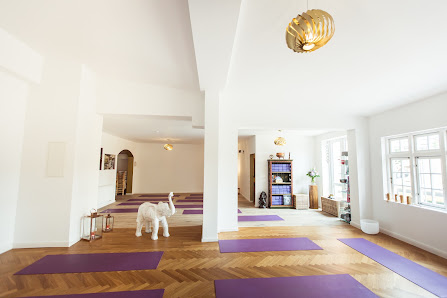 FlowingOm Yoga & Pilates