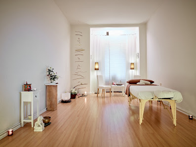 Wolfgang Riedl / Aromapressur® + Yin Yoga