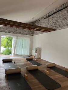 YOGA IM RAUM FÜR KÖRPER UND GEIST