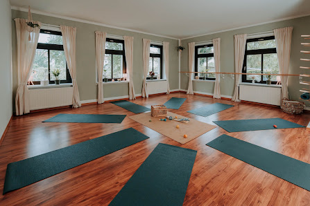 Amaya Studio Dresden für Yoga, Pilates, Barre, Elternkindkurse, Kreativkurse und Ernährungsberatung