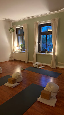 Amaya Studio Dresden für Yoga, Pilates, Barre, Elternkindkurse, Kreativkurse und Ernährungsberatung