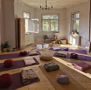 Yoga with Lizz Dresden