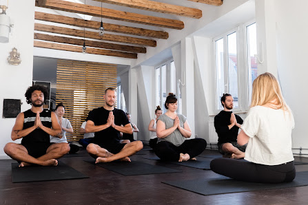 HOLY WOW YOGA & ART