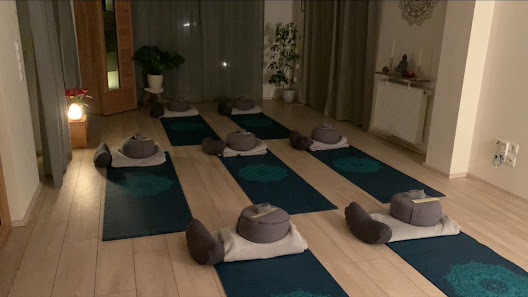 Ganzheitliches Yoga mit Evelyn und Premala