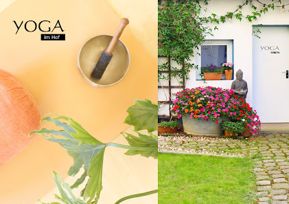 Yoga im Hof