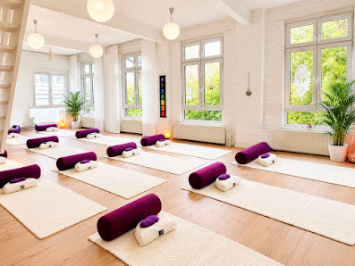 yogaLounge Jennie M. Schwarz