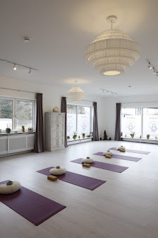 Yogastudio Calm the Monkey - Mering