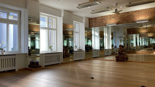 YOGA & MORE Berlin Yoga Schule & Shop