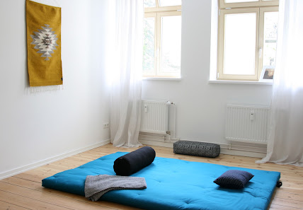 Julia Crüsemann, Yoga, Prävention, Heilpraxis und Shiatsu