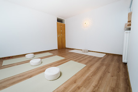Yoga Garten by Cindy Lucia