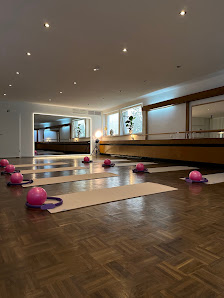 Akademie Romanova | Tanz | Yoga | Barre | Pilates