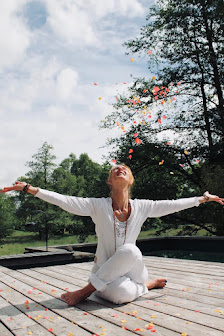 Yoga mit Mona Speziell Yoga auf dem Stuhl für Senioren