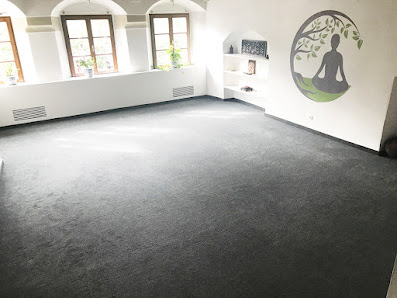 Gemeinwesen Yoga (English Studio)