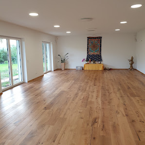 Hug, Caroline Yoga - Center
