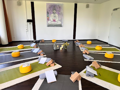 Yoga Retreats, Yoga Präsenz und Online Klassen mit Astrid Schönhense