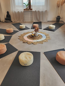 Natalasana Yoga - Julia Rohrer