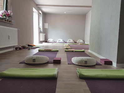 YogaRaum Santosha