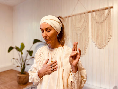 Caro Heilbut - Joti Devgeet - Online Kundalini Yoga und Meditation vor Ort in Hamburg Fuhlsbüttel
