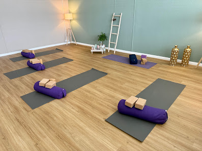 Stefanie Kampmann - RaumGold Studio | Yoga, Breathwork, Women Circle & Mentoring