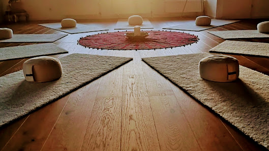 Susann Humeny - Tanztherapie - Yoga - Embodiment