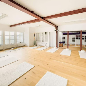 Susann Humeny - Tanztherapie - Yoga - Embodiment